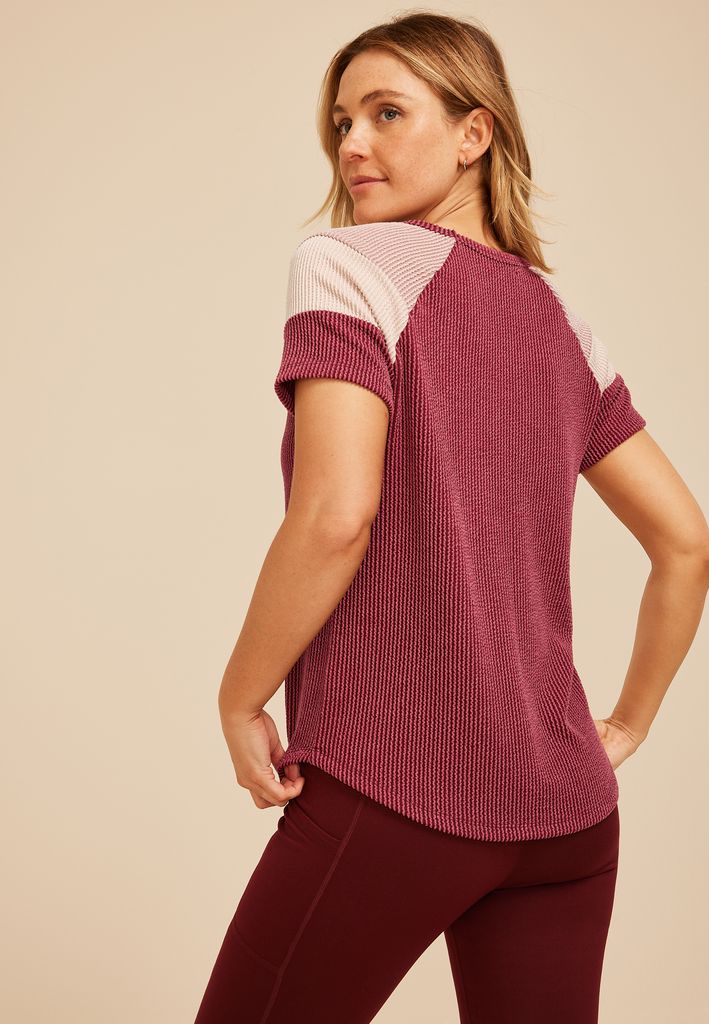 Wavy Ribbed Colorblock Raglan Tee - Image 2